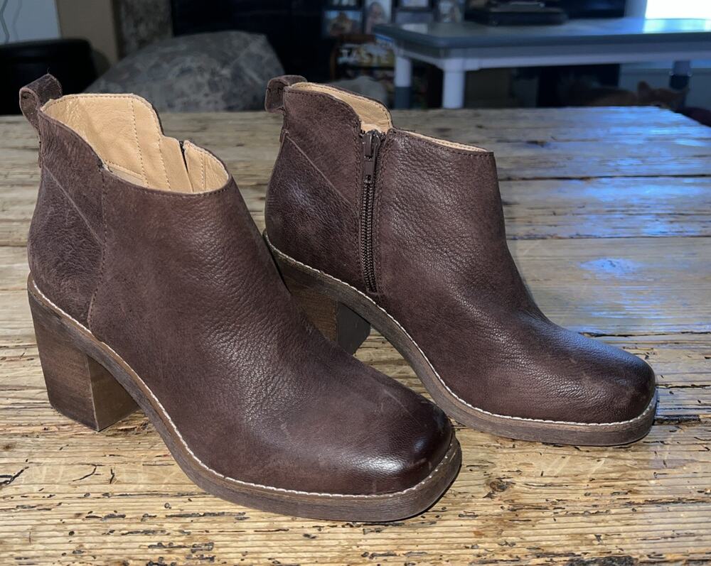 Crown Vintage Women’s Size 7 1/2 Brown Heeled Booties NEW